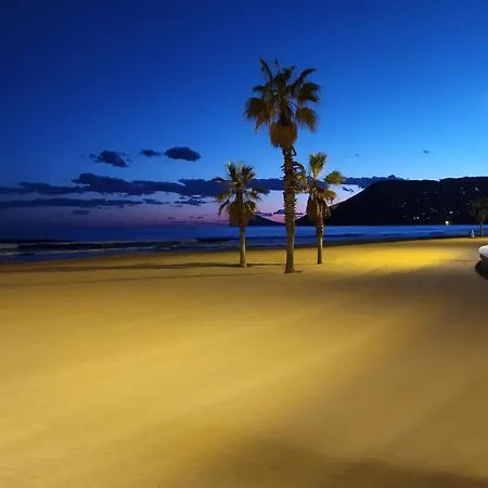 Primera Linea De Playa Con Garaje Apartamento